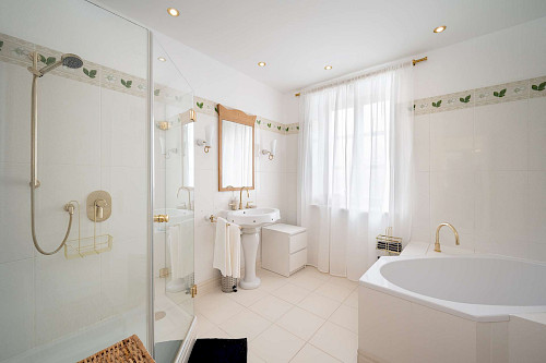 Oben wohnen, unten läuft's! Charmanter Altbau mit Penthouse zur Eigennutzung + stabile Mieteinnahmen - Bild 3069729