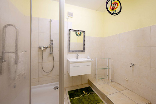 Viel Platz für Familie und Beruf! Zweifamilienhaus mit angrenzender Werkstatt und Lager - Bild 3069651