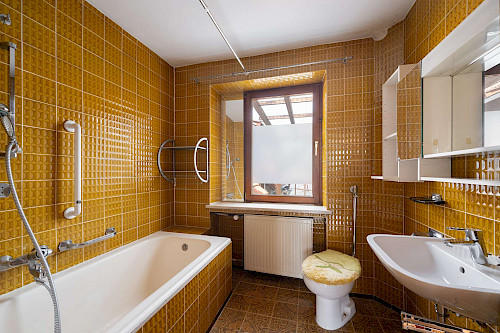 Viel Platz für Familie und Beruf! Zweifamilienhaus mit angrenzender Werkstatt und Lager - Bild 3069651