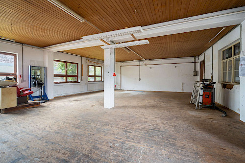 Viel Platz für Familie und Beruf! Zweifamilienhaus mit angrenzender Werkstatt und Lager - Bild 3069651