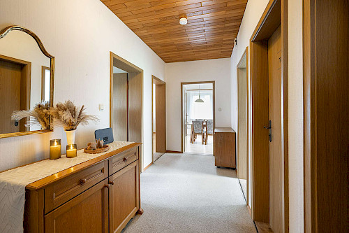 Ländliche Ruhe in urbanem Umfeld! Gut geschnittenes, renovierungsbedürftiges Zweifamilienhaus - Bild 3675592