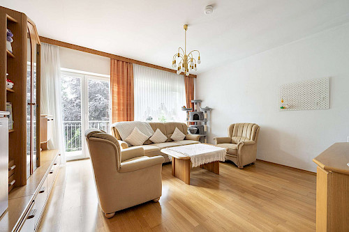 Ländliche Ruhe in urbanem Umfeld! Gut geschnittenes, renovierungsbedürftiges Zweifamilienhaus - Bild 3675592