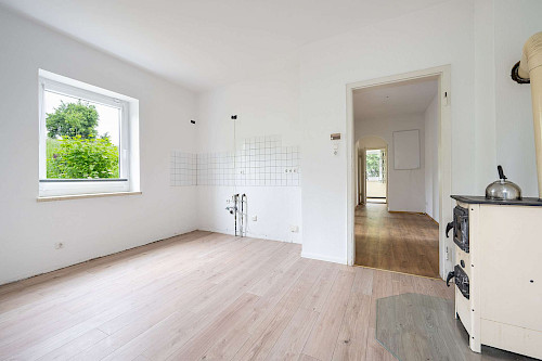 Ländliche Ruhe in urbanem Umfeld! Gut geschnittenes, renovierungsbedürftiges Zweifamilienhaus - Bild 3675592