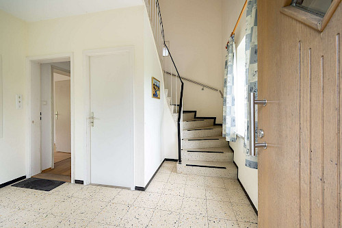 Ländliche Ruhe in urbanem Umfeld! Gut geschnittenes, renovierungsbedürftiges Zweifamilienhaus - Bild 3675592