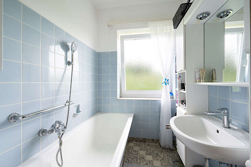 Ländliche Ruhe in urbanem Umfeld! Gut geschnittenes, renovierungsbedürftiges Zweifamilienhaus - Bild 3675592