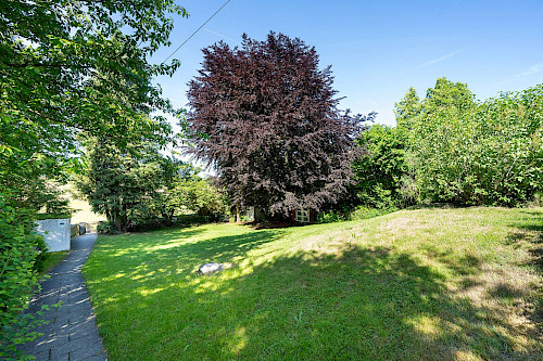 Ländliche Ruhe in urbanem Umfeld! Gut geschnittenes, renovierungsbedürftiges Zweifamilienhaus - Bild 3675592