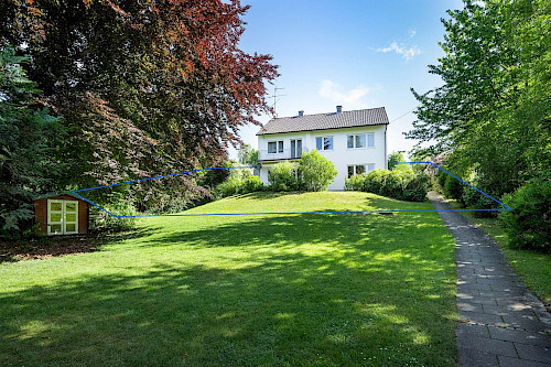 Ländliche Ruhe in urbanem Umfeld! Gut geschnittenes, renovierungsbedürftiges Zweifamilienhaus - Bild 3675592