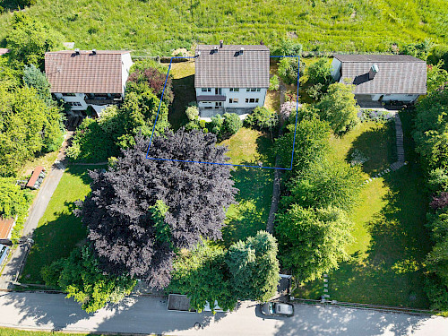 Ländliche Ruhe in urbanem Umfeld! Gut geschnittenes, renovierungsbedürftiges Zweifamilienhaus - Bild 3675592