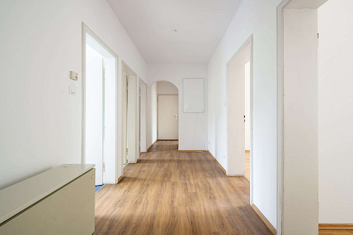 Ländliche Ruhe in urbanem Umfeld! Gut geschnittenes, renovierungsbedürftiges Zweifamilienhaus - Bild 3675592