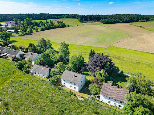 Ländliche Ruhe in urbanem Umfeld! Gut geschnittenes, renovierungsbedürftiges Zweifamilienhaus - Bild 3675592