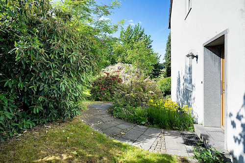 Ländliche Ruhe in urbanem Umfeld! Gut geschnittenes, renovierungsbedürftiges Zweifamilienhaus - Bild 3675592