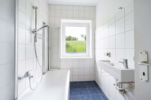 Ländliche Ruhe in urbanem Umfeld! Gut geschnittenes, renovierungsbedürftiges Zweifamilienhaus - Bild 3675592