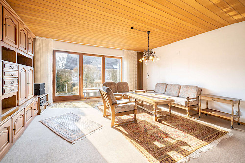 Vielseitig! Renovierungsbedürftiges Einfamilienhaus mit Erweiterungspotential auf riesigem Grundstück - Bild 3069715