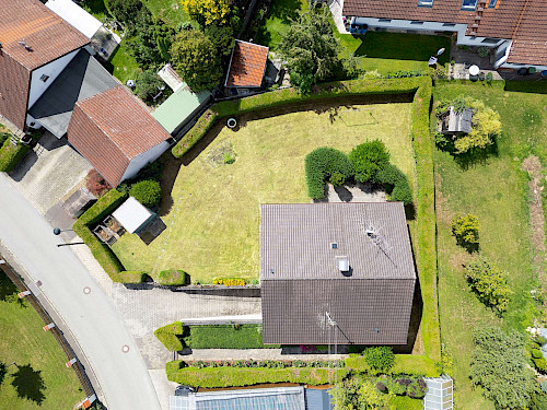 Vielseitig! Renovierungsbedürftiges Einfamilienhaus mit Erweiterungspotential auf riesigem Grundstück - Bild 3069715