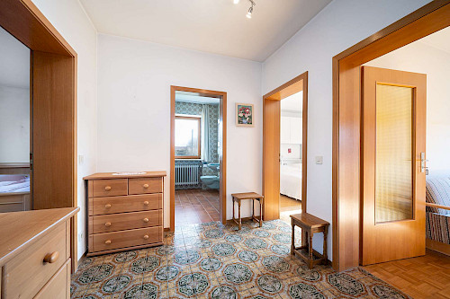 Vielseitig! Renovierungsbedürftiges Einfamilienhaus mit Erweiterungspotential auf riesigem Grundstück - Bild 3069715