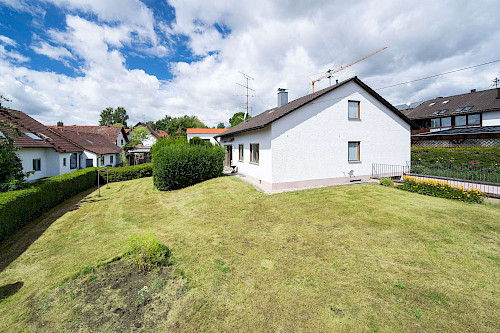Vielseitig! Renovierungsbedürftiges Einfamilienhaus mit Erweiterungspotential auf riesigem Grundstück - Bild 3069715