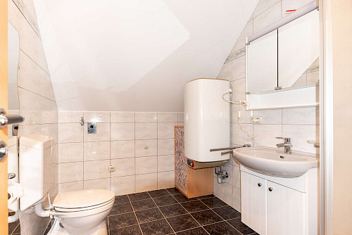 Zu vermieten! Gemütliche 2-Zimmer-Dachgeschosswohnung - Bild 3821542