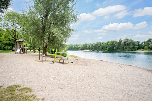 Alt eingesessene Gaststätte mit Biergarten an einem tollen Badeweiher Nähe München - Bild 4088576