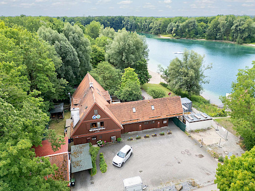 Alt eingesessene Gaststätte mit Biergarten an einem tollen Badeweiher Nähe München - Bild 4088576