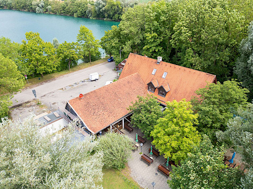 Alt eingesessene Gaststätte mit Biergarten an einem tollen Badeweiher Nähe München - Bild 4088576