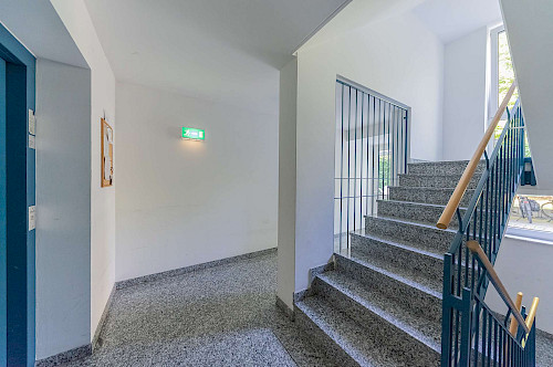 Grundbuch statt Sparbuch! Vermietetes 1-Zimmer-Apartment mit West-Balkon in zentraler Lage - Bild 4087427