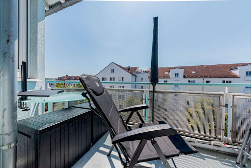 Grundbuch statt Sparbuch! Vermietetes 1-Zimmer-Apartment mit West-Balkon in zentraler Lage - Bild 4087427