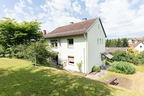 Bitte Wachküssen! Renovierungsbedürftige Doppelhaushälfte mit herrlichem Garten - Bild 3878683