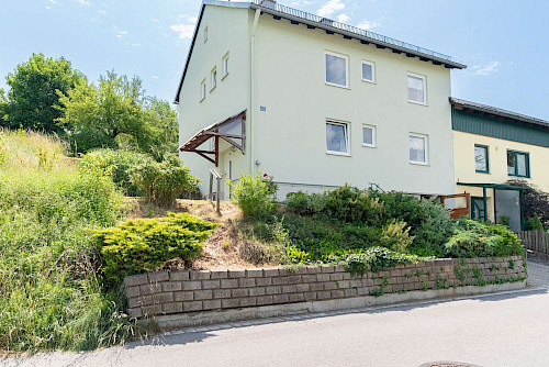 Bitte Wachküssen! Renovierungsbedürftige Doppelhaushälfte mit herrlichem Garten - Bild 3878683