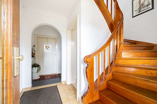 Dreifach Glück in Langenbach! Gut geschnittenes Dreifamilienhaus mit Traum-Garten und Stellplätzen - Bild 3150228