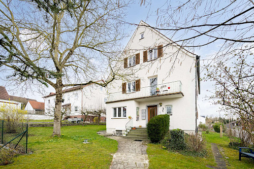 Dreifach Glück in Langenbach! Gut geschnittenes Dreifamilienhaus mit Traum-Garten und Stellplätzen - Bild 3150228