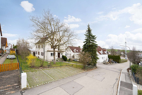 Dreifach Glück in Langenbach! Gut geschnittenes Dreifamilienhaus mit Traum-Garten und Stellplätzen - Bild 3150228