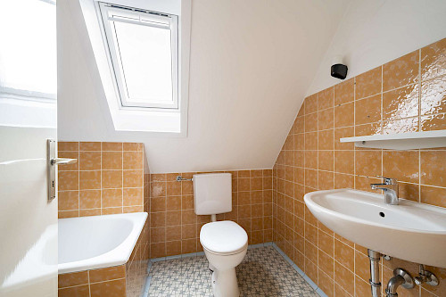 Dreifach Glück in Langenbach! Gut geschnittenes Dreifamilienhaus mit Traum-Garten und Stellplätzen - Bild 3150228