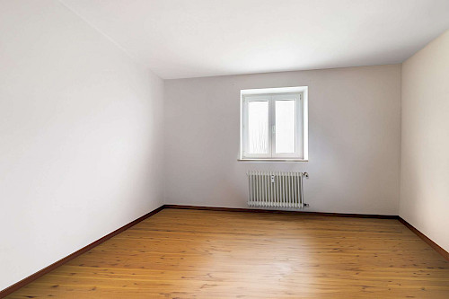 Dreifach Glück in Langenbach! Gut geschnittenes Dreifamilienhaus mit Traum-Garten und Stellplätzen - Bild 3150228