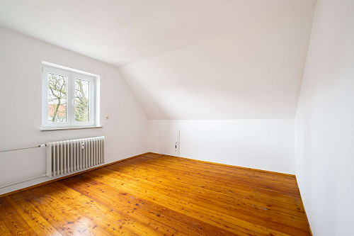 Dreifach Glück in Langenbach! Gut geschnittenes Dreifamilienhaus mit Traum-Garten und Stellplätzen - Bild 3150228