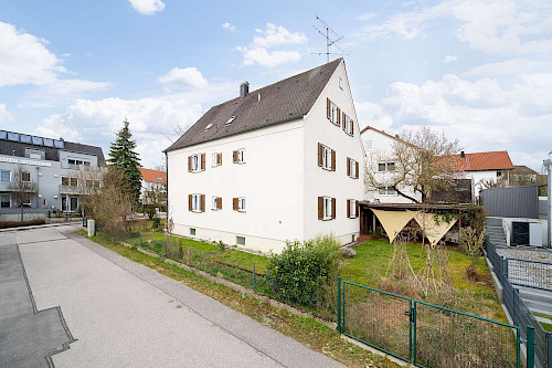 Dreifach Glück in Langenbach! Gut geschnittenes Dreifamilienhaus mit Traum-Garten und Stellplätzen - Bild 3150228