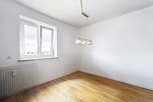 Dreifach Glück in Langenbach! Gut geschnittenes Dreifamilienhaus mit Traum-Garten und Stellplätzen - Bild 3150228