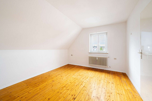 Dreifach Glück in Langenbach! Gut geschnittenes Dreifamilienhaus mit Traum-Garten und Stellplätzen - Bild 3150228