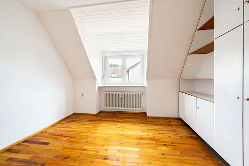 Dreifach Glück in Langenbach! Gut geschnittenes Dreifamilienhaus mit Traum-Garten und Stellplätzen - Bild 3150228