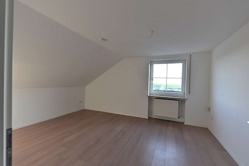 Zu vermieten!Traumhafte 3-Zimmer-Dachgeschoss-Wohnung mit Gartennutzung - Bild 4341727