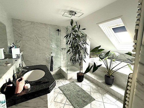 Zu vermieten!Traumhafte 3-Zimmer-Dachgeschoss-Wohnung mit Gartennutzung - Bild 4341727