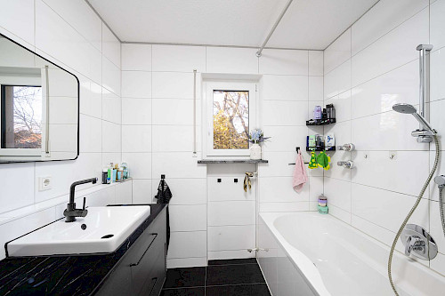 Bildschön! Traumhaft renovierte 3-Zimmer-Eigentumswohnung mit Süd-West-Balkon - Bild 4529739