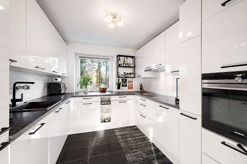 Bildschön! Traumhaft renovierte 3-Zimmer-Eigentumswohnung mit Süd-West-Balkon - Bild 4529739