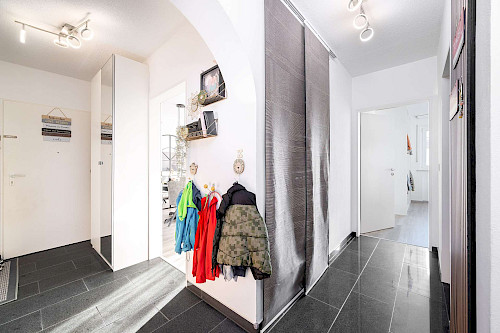 Bildschön! Traumhaft renovierte 3-Zimmer-Eigentumswohnung mit Süd-West-Balkon - Bild 4529739