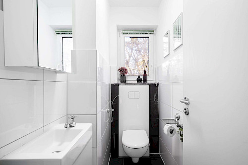 Bildschön! Traumhaft renovierte 3-Zimmer-Eigentumswohnung mit Süd-West-Balkon - Bild 4529739