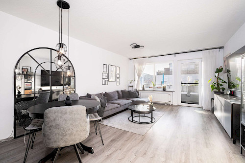 Bildschön! Traumhaft renovierte 3-Zimmer-Eigentumswohnung mit Süd-West-Balkon - Bild 4529739