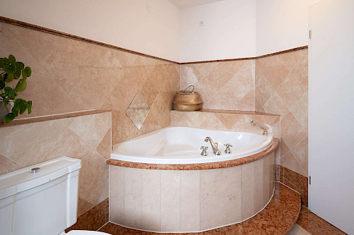 Charmantes Stadtdomizil! Stilvolle 3,5-Zimmer-Dachterrassen-Maisonette-Wohnung am Moniberg - Bild 4767317