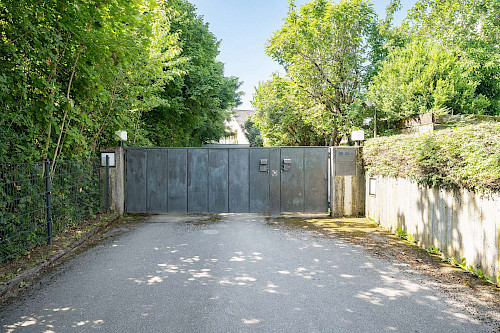 Hideaway! Uneinsehbares Villenanwesen in schöner Lage mit zwei weiteren Bauplätzen für je ein EFH - Bild 3911509