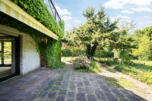 Hideaway! Uneinsehbares Villenanwesen in schöner Lage mit zwei weiteren Bauplätzen für je ein EFH - Bild 3911509