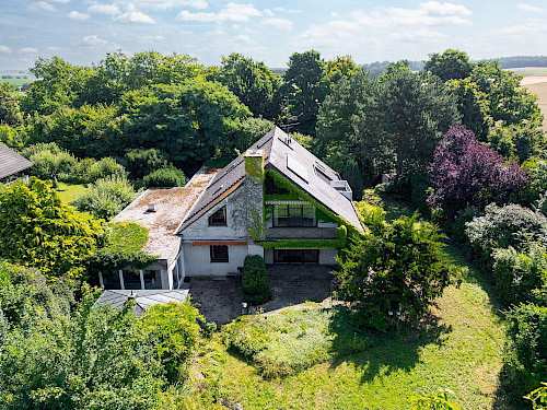 Hideaway! Uneinsehbares Villenanwesen in schöner Lage mit zwei weiteren Bauplätzen für je ein EFH - Bild 3911509