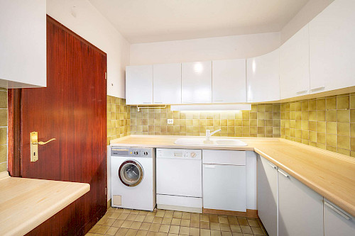 Potenzial mit Panorama! Renovierungsbedürftige 3-Zimmer-Eigentumswohnung mit Alpenblick und Balkon - Bild 4888825